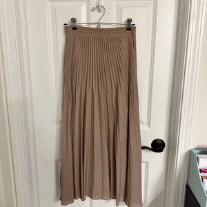 Max Studio Elegant Tan Pleated Skirt